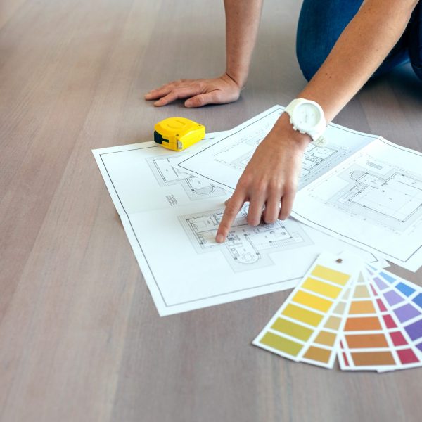 Mujer decidiendo hacer reformas integrales en su piso